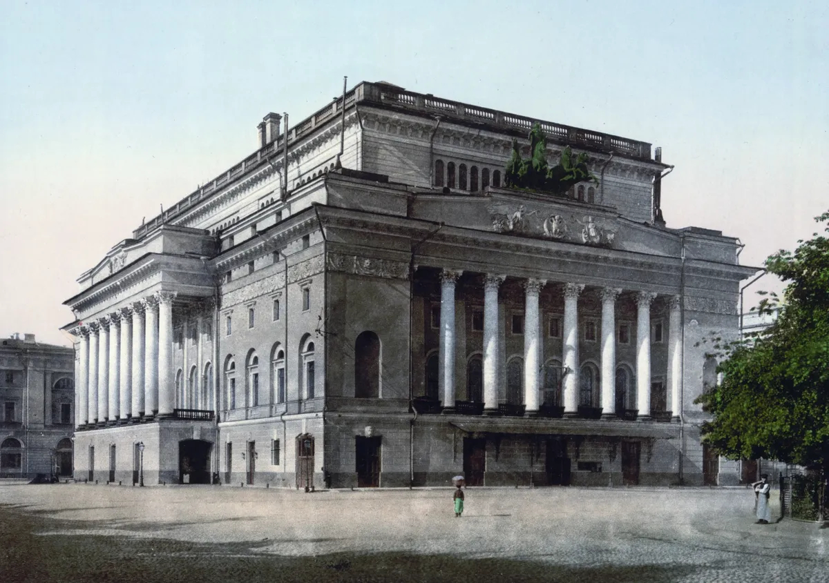 Александринский театр. Фотохром <a href="https://ru.wikipedia.org/wiki/%D0%9F%D0%B0%D0%B2%D0%BB%D0%BE%D0%B2,_%D0%9F%D1%91%D1%82%D1%80_%D0%9F%D0%B5%D1%82%D1%80%D0%BE%D0%B2%D0%B8%D1%87_(%D1%84%D0%BE%D1%82%D0%BE%D0%B3%D1%80%D0%B0%D1%84)" title="Павлов, Пётр Петрович (фотограф)">Петра Павлова</a>