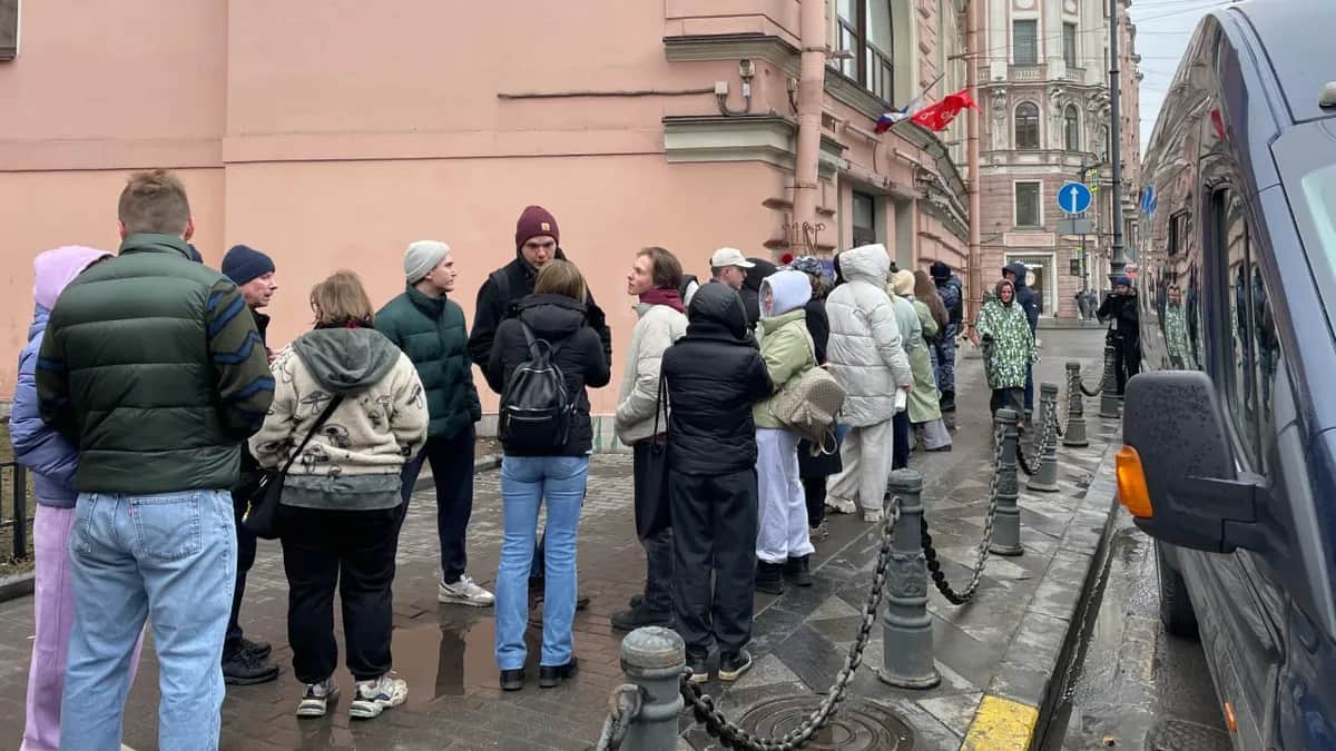 У избирательных участков в Петербурге к полудню собрались очереди из десятков и сотен человек