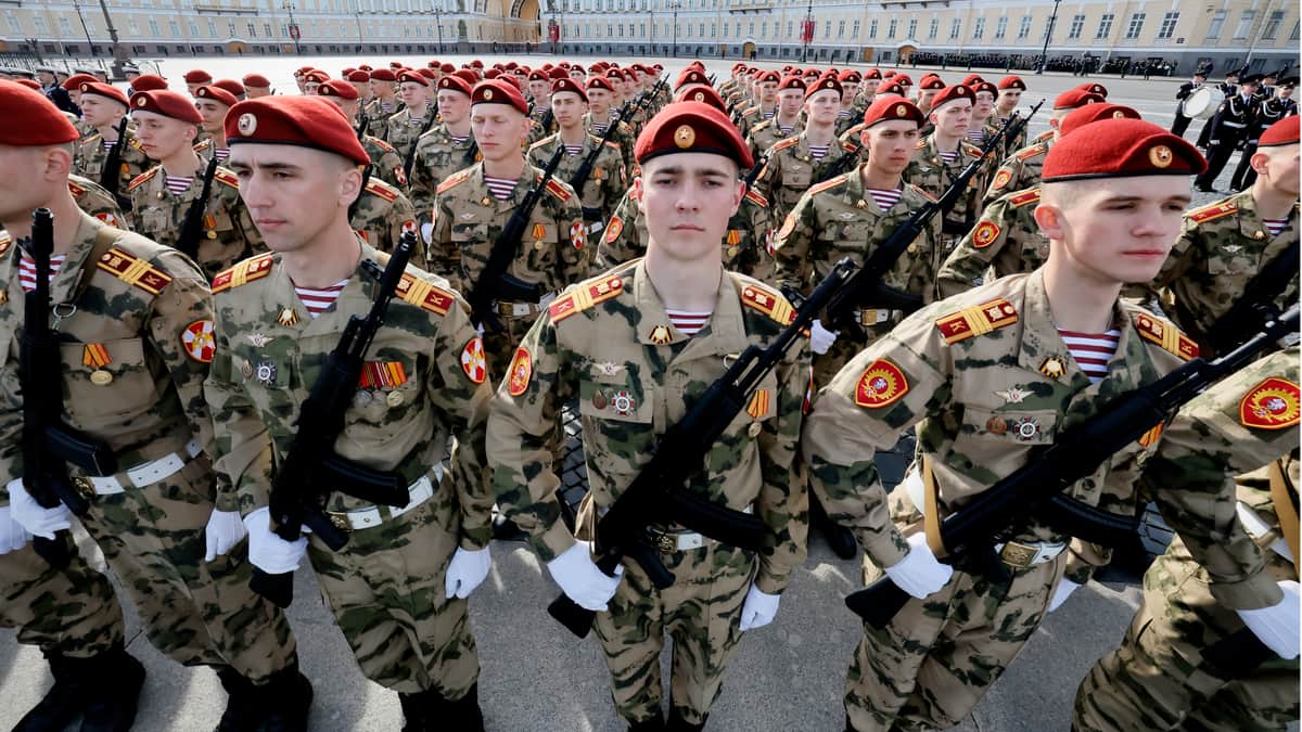 Потери российской армии на шесть тысяч человек в месяц превышают набор новобранцев — The Guardian
