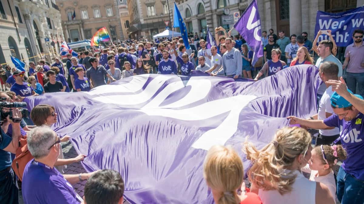 Фото:&nbsp;<a target="_blank" data-stringify-link="https://voltdeutschland.org/neuigkeiten/20230329-volt-geburtstag" data-sk="tooltip_parent" href="https://voltdeutschland.org/neuigkeiten/20230329-volt-geburtstag" rel="noopener noreferrer">Volt</a>