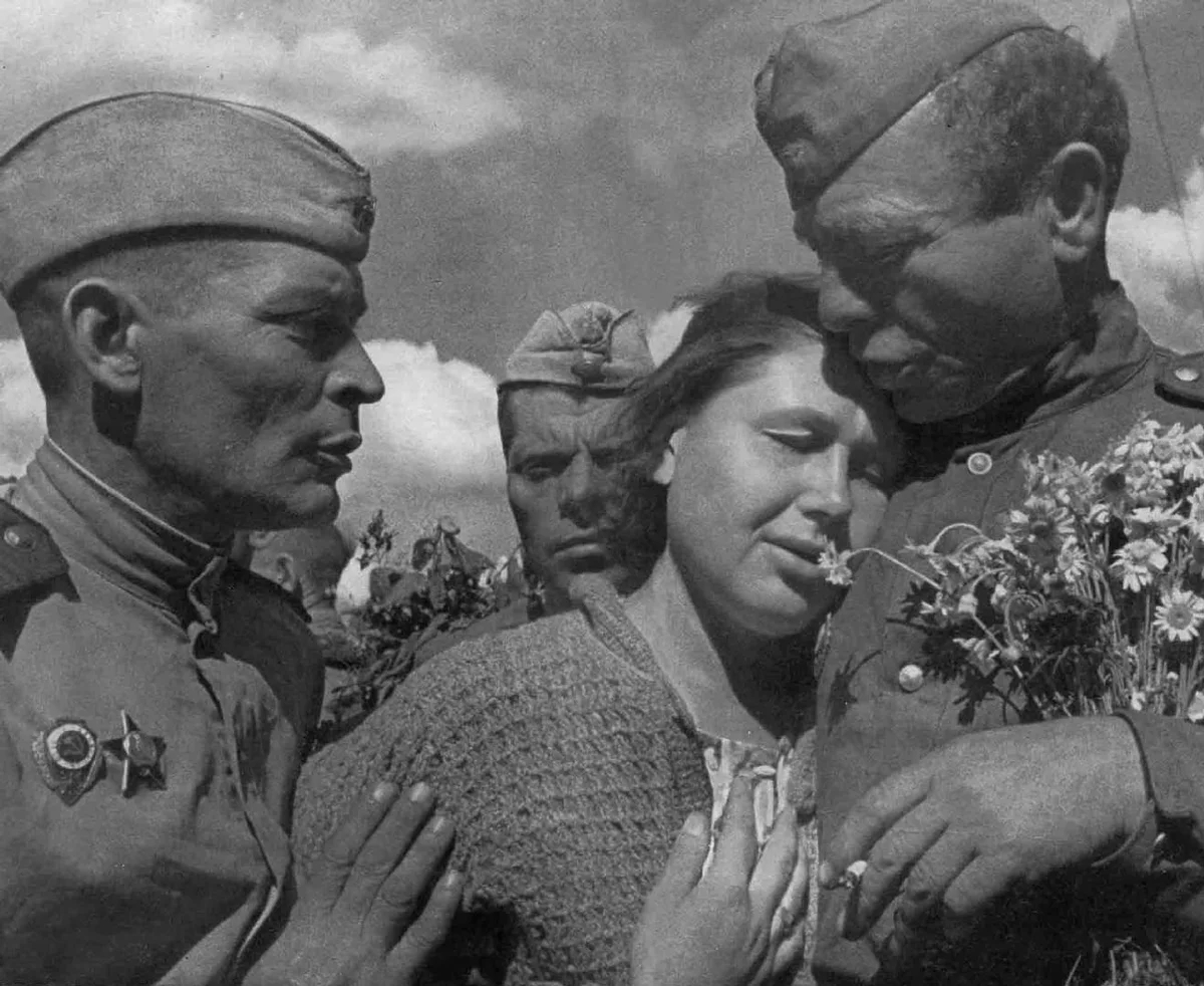 Женщина встречает демобилизовавшегося мужа-фронтовика, 1945-1946 годы. Фото: Евгений Тиханов / ТАСС / <a data-sk="tooltip_parent" data-stringify-link="https://commons.wikimedia.org/wiki/File:%D0%96%D0%B5%D0%BD%D1%89%D0%B8%D0%BD%D0%B0_%D0%B2%D1%81%D1%82%D1%80%D0%B5%D1%87%D0%B0%D0%B5%D1%82_%D0%B4%D0%B5%D0%BC%D0%BE%D0%B1%D0%B8%D0%BB%D0%B8%D0%B7%D0%BE%D0%B2%D0%B0%D0%B2%D1%88%D0%B5%D0%B3%D0%BE%D1%81%D1%8F_%D0%BC%D1%83%D0%B6%D0%B0-%D1%84%D1%80%D0%BE%D0%BD%D1%82%D0%BE%D0%B2%D0%B8%D0%BA%D0%B0.jpg?uselang=ru" href="https://commons.wikimedia.org/wiki/File:%D0%96%D0%B5%D0%BD%D1%89%D0%B8%D0%BD%D0%B0_%D0%B2%D1%81%D1%82%D1%80%D0%B5%D1%87%D0%B0%D0%B5%D1%82_%D0%B4%D0%B5%D0%BC%D0%BE%D0%B1%D0%B8%D0%BB%D0%B8%D0%B7%D0%BE%D0%B2%D0%B0%D0%B2%D1%88%D0%B5%D0%B3%D0%BE%D1%81%D1%8F_%D0%BC%D1%83%D0%B6%D0%B0-%D1%84%D1%80%D0%BE%D0%BD%D1%82%D0%BE%D0%B2%D0%B8%D0%BA%D0%B0.jpg?uselang=ru" rel="noopener noreferrer" target="_blank">Wikimedia</a>