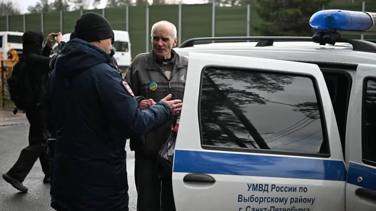 Russian police detain pensioner for wearing pro-Ukraine badge during St. Petersburg memorial event
