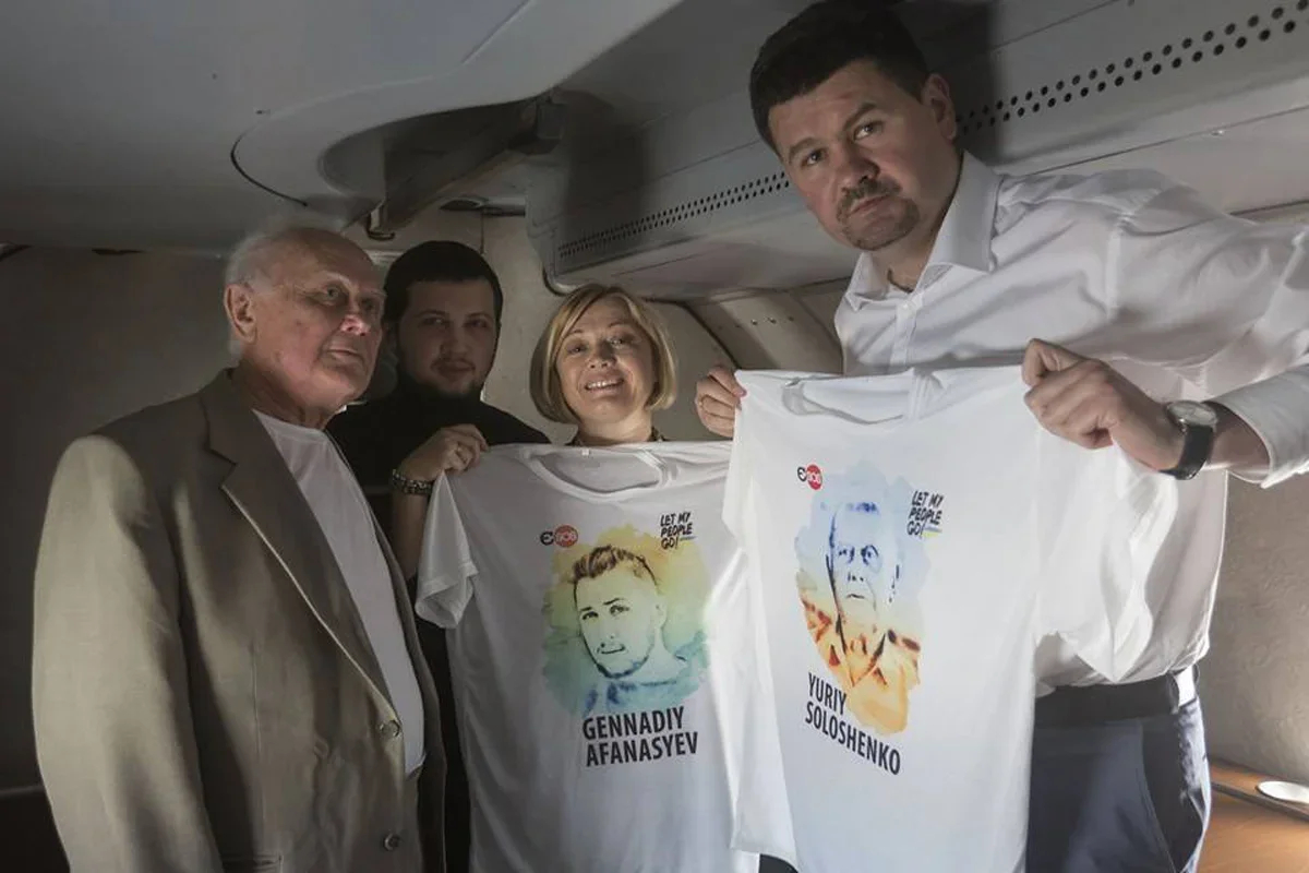 Iryna Herashchenko and Svyatoslav Tseholko with Yury Soloshenko and Hennady Afanasyev aboard a plane, 14 June 2016. Photo: Facebook