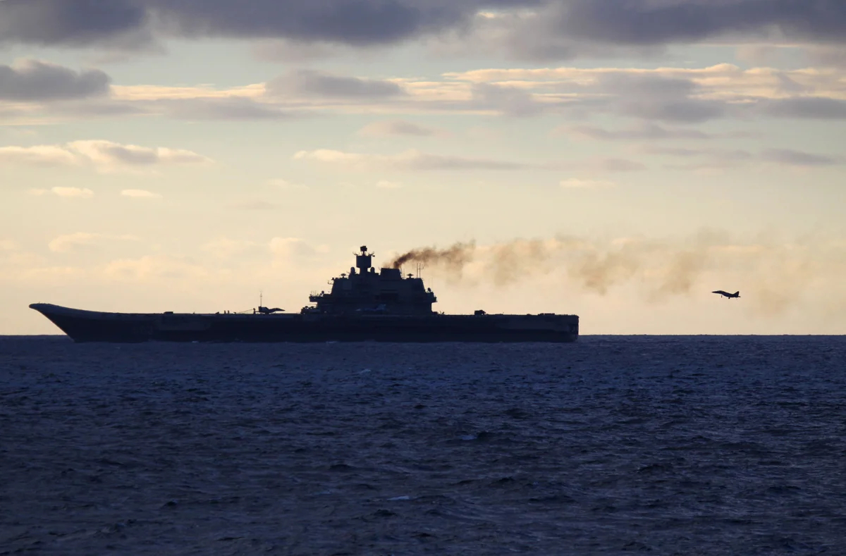 Момент посадки самолёта на авианосец «Адмирал Кузнецов» в международных водах к юго-западу от норвежского города Тронхейм, 19 октября 2016 года. Фото: Forsvaret / STR / AFP / Scanpix / LETA