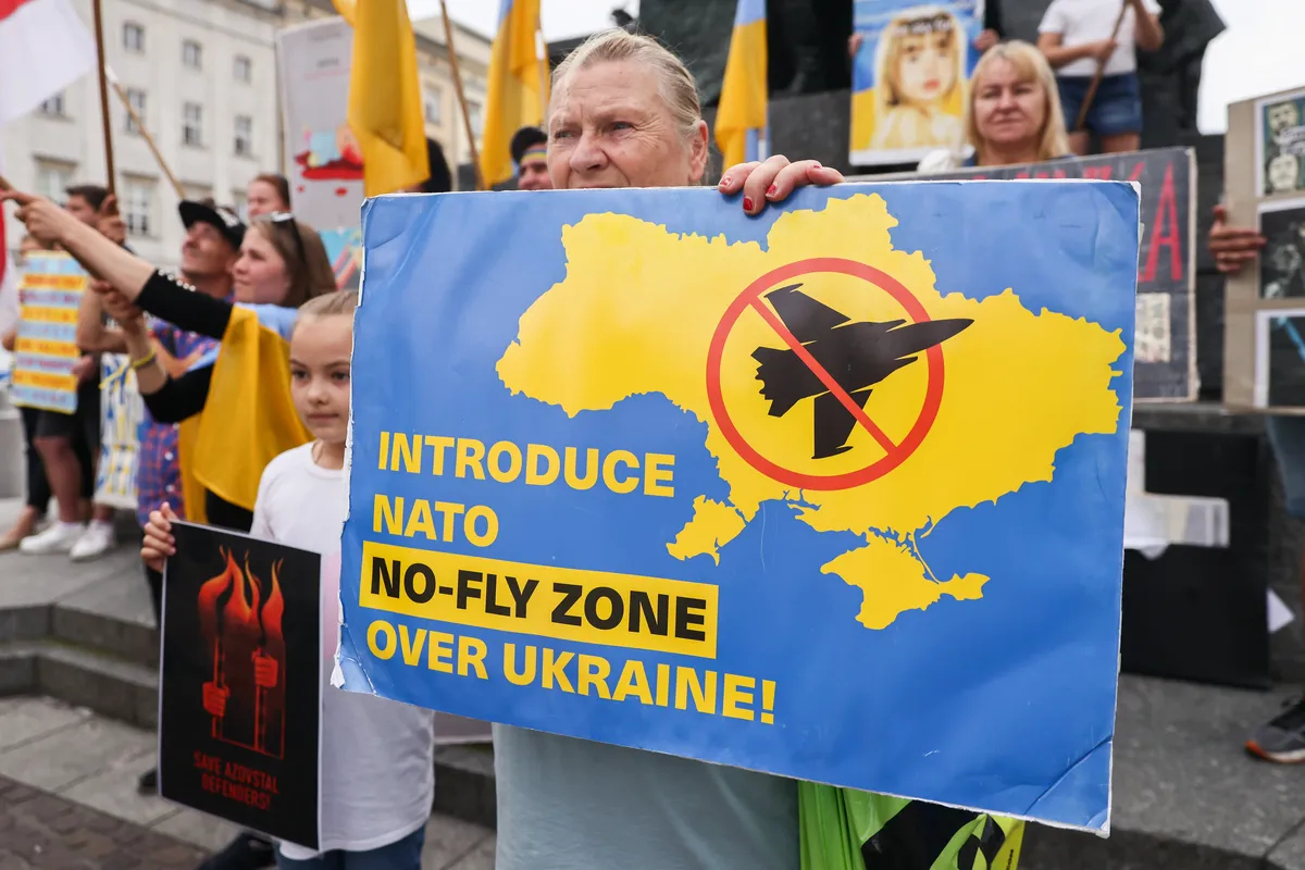 Украинцы на демонстрации в День независимости Украины на главной площади в Кракове, Польша, 24 августа 2022 года. Фото: Beata Zawrzel/NurPhoto via Getty Images