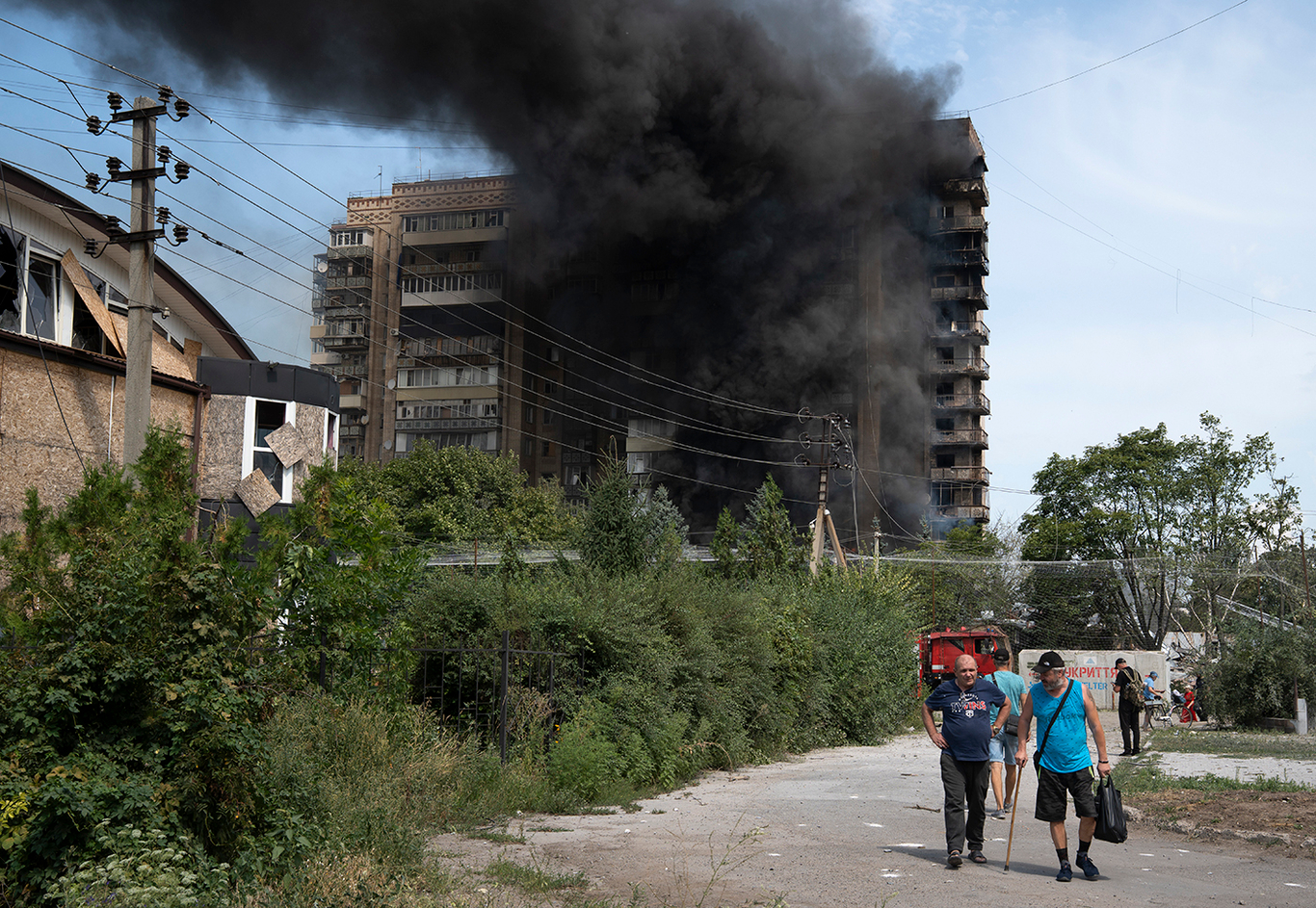 Местные жители проходят мимо места, где российский снаряд попал в жилой дом в Краматорске, Донецкая область. Украина. 4 августа 2026 года. Фото: Tommaso Fumagalli / EPA