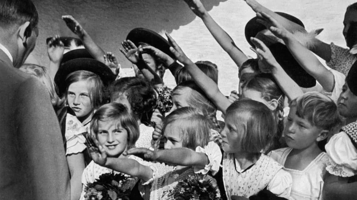 Дети с Адольфом Гитлером, 1936 год. Фото: The Print Collector / Alamy / Vida Press