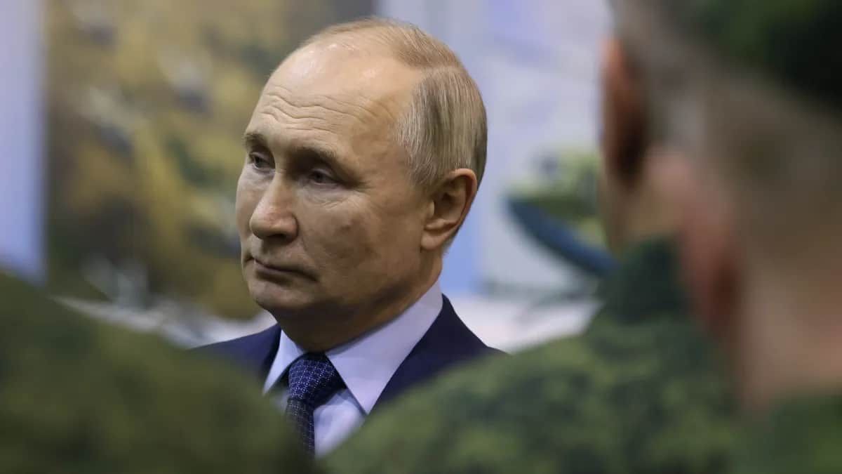 Vladimir Putin talks to military pilots in Torzhok, in Russia’s Tver region, 27 March 2024. Photo: EPA-EFE / MIKHAIL METZEL / SPUTNIK / KREMLIN POOL