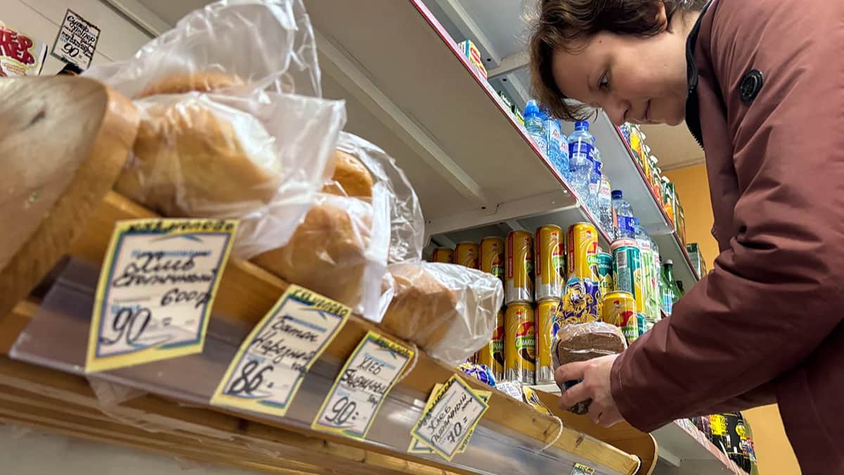 В хлебном отделе продуктового магазина. Фото: «Новая Газета Европа»