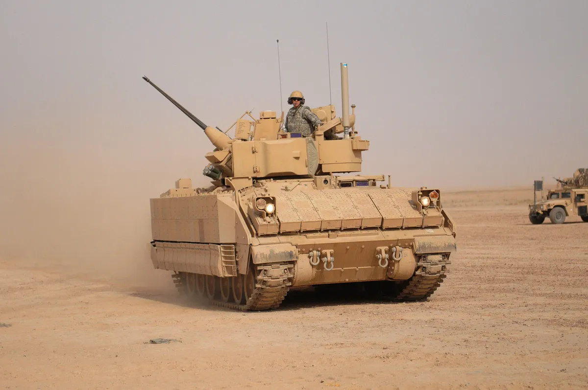 M2A3 Брэдли 1-й кавалерийской дивизии США с комплектом навесной динамической защиты, Ирак, 2011 год. Фото: <a href="https://commons.wikimedia.org/w/index.php?curid=16289958">Wikimedia Commoms</a>, <a href="https://www.flickr.com/photos/the4id/6017485143/in/photostream/">Sgt. Quentin Johnson</a>, 2nd AAB PAO, 1st Cav. Div., USD N.