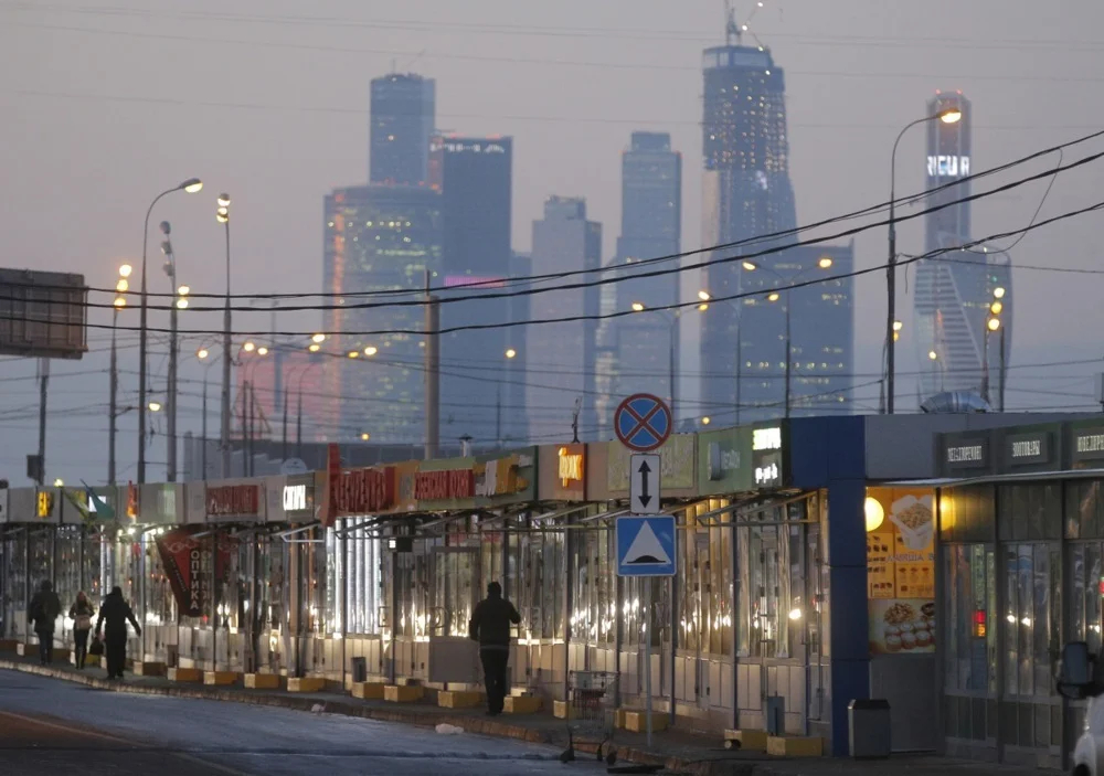 Temporary structures housing shops and cafes are dwarfed by the skyscrapers of Moskva City, 3 December 2014. Photo: EPA / MAXIM SHIPENKOV