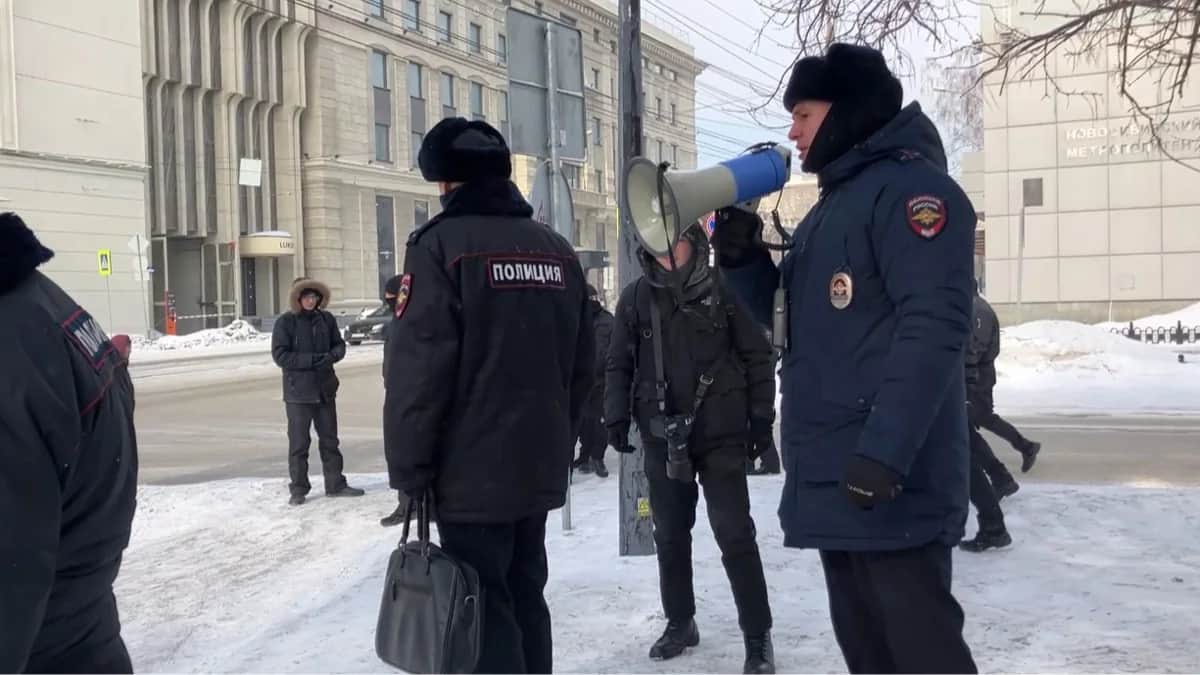 Сотрудники полиции перекрывающие вход в гайд-парк в Новосибирске перед акцией в защиту Telegram, 1 марта 2026 года. Фото: <a href="https://rkpi.info/blog/2026/03/03/v-novosibirske-mjerija-i-policija-sorvali-zakonnyj-miting-protiv-blokirovki-telegram/" target="_blank">РКП(и</a>