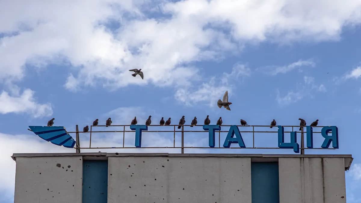 The remains of bus station sign in the Sumy region town of Trostyanets following its recapture by the Armed Forces of Ukraine, 29 March 2022. Photo: EPA/ROMAN PILIPEY