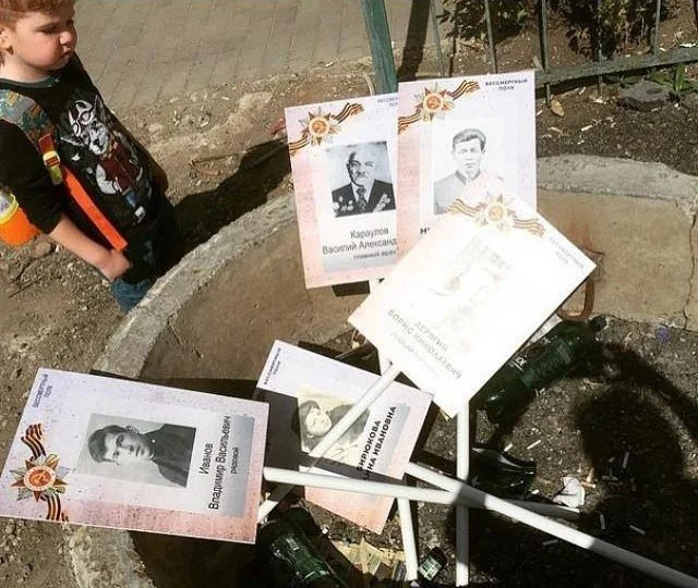 Выброшенные после шествия портреты ветеранов. Фото: соцсети 
