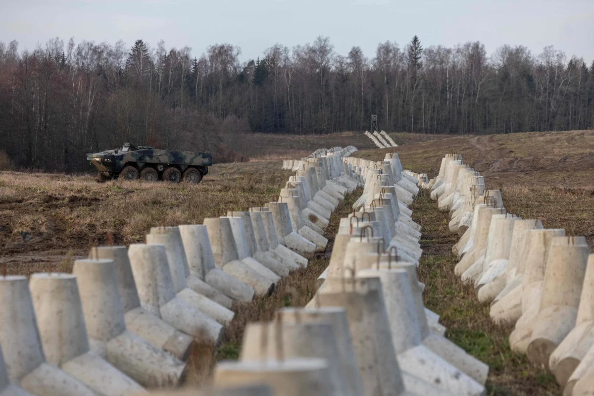 Бетонные противотанковые заграждения на польско-российской границе, Домбрувка, Польша, 30 ноября 2024 года. Фото: Wojtek Radwanski / AFP / Scanpix / LETA