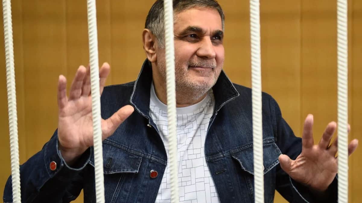Захарий Калашов, известный как вор в законе Шакро Молодой, обвиняемый в вымогательстве, в зале заседаний Тверского суда Москвы, 13 июля 2016 года. Фото: Дмитрий Коротаев / Коммерсантъ / Sipa USA / Vida Press