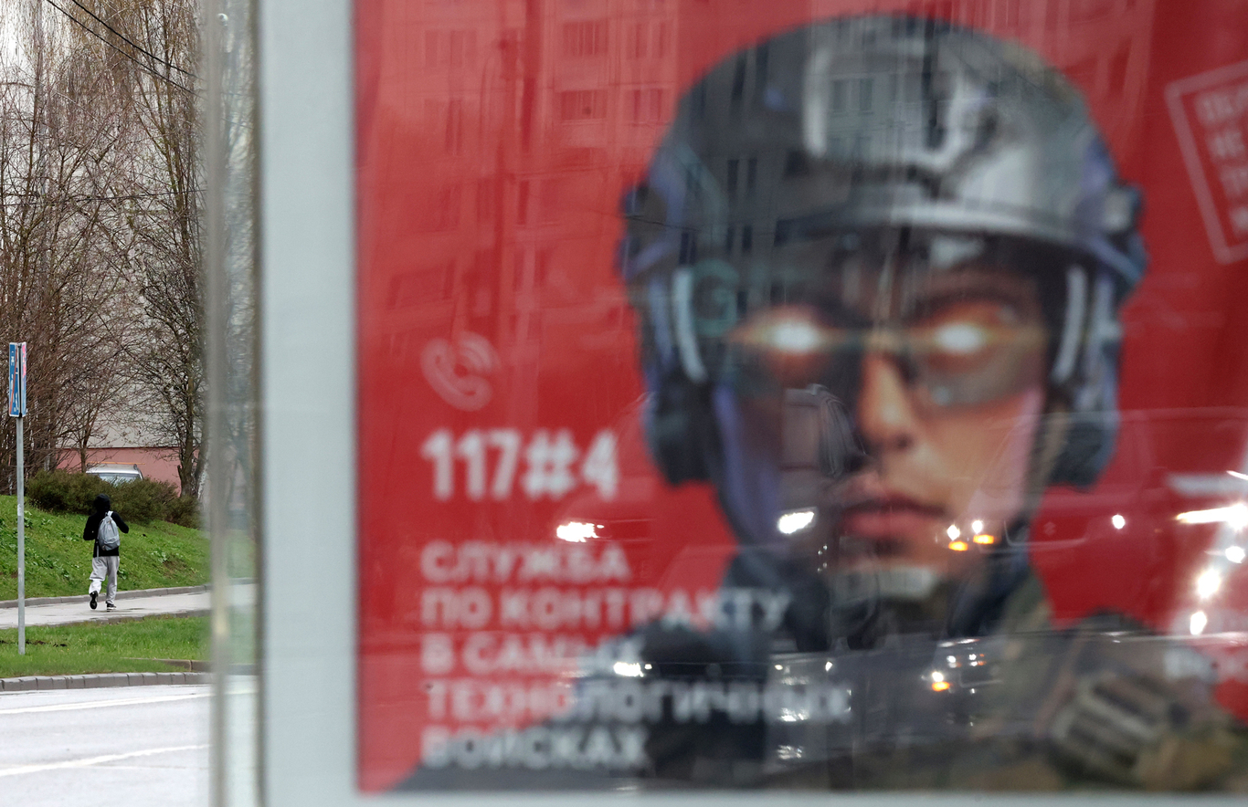 Рекламный щит с призывом на контрактную службу. Москва. 14 апреля 2026 года. Фото: Максим Шипенков / EPA
