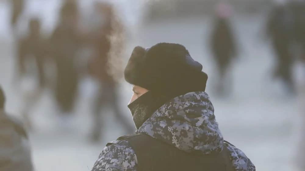 A Russian police officer patrols outside the Kremlin during a cold weather in Moscow. Photo: EPA-EFE/MAXIM SHIPENKOV
