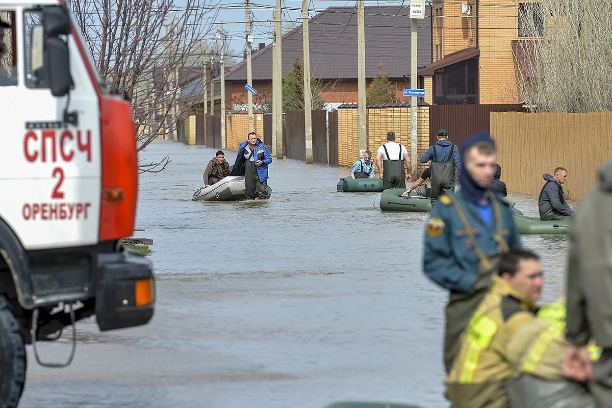 First responders evacuate local residents from a flooded area of Orenburg, on 12 April 2024. Photo: Stringer / EPA-EFE