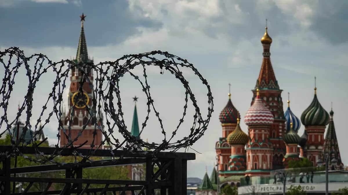 Barbed wire in front of the Kremlin’s Spasskaya Tower and St. Basil’s Cathedral on Moscow’s Red Square, 21 May 2024. Photo: EPA / Yuri Kochetkov