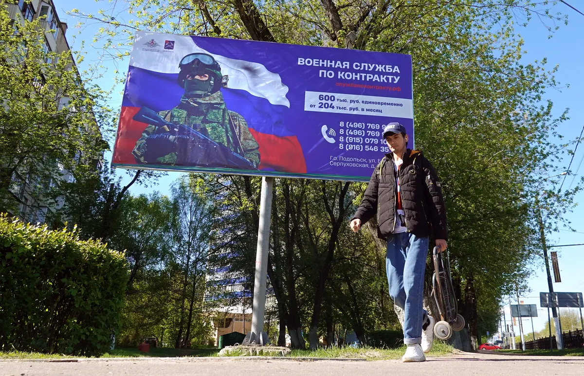 Рекламный щит с изображением российского солдата с лозунгом «Служба по контракту» в Подольске, Подмосковье, Россия, 02 мая 2023 г. Фото: EPA-EFE/MAXIM SHIPENKOV