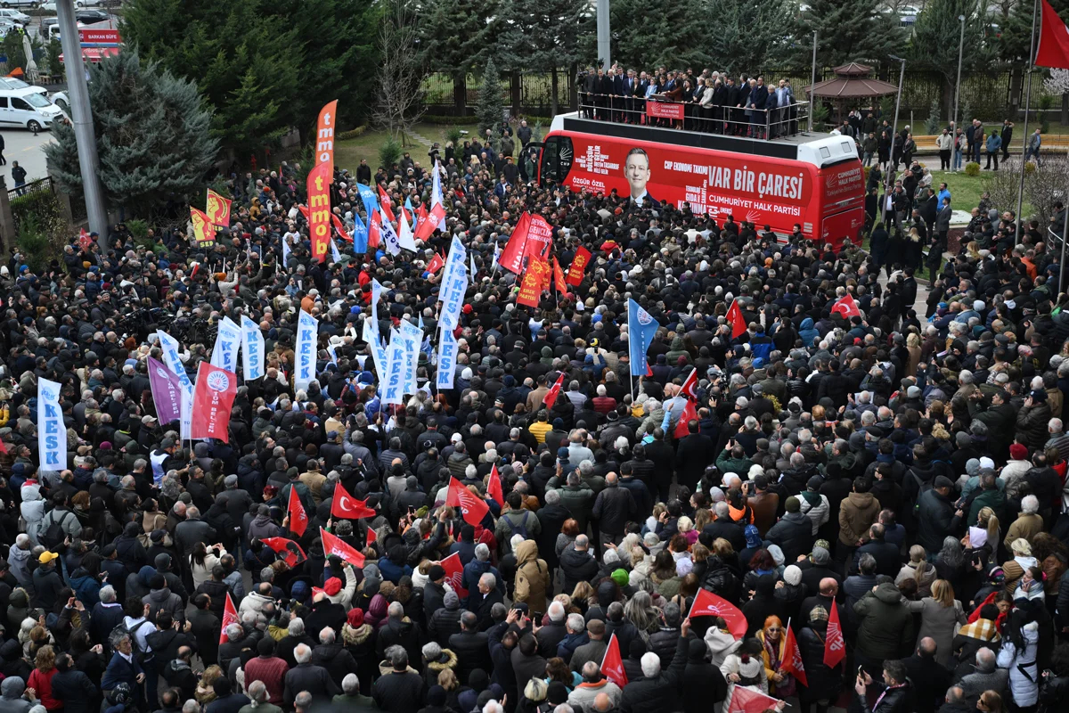 Акция протеста против задержания мэра Стамбула Экрема Имамоглу у штаб-квартиры Республиканской народной партии в Анкаре, Турция, 19 марта 2025 года. Фото: Necati Savas / EPA