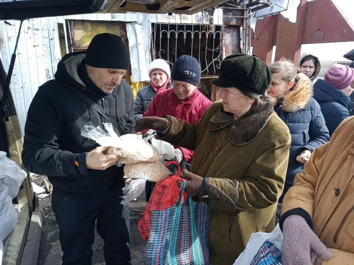 Помощь жителям Славянска от церкви «Добрая весть». Фото: <a href="https://www.facebook.com/pdudnik/photos_by">Facebook</a>
