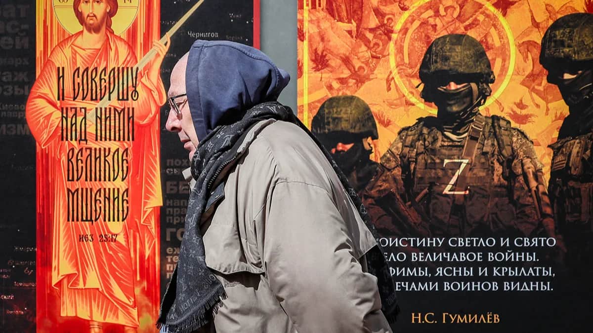 Мужчина проходит мимо инсталляции с фотографиями российских солдат во время уличной выставки под названием «Мы несем мир!» в Москве, Россия, 25 апреля 2024 года. Фото: Юрий Кочетков / EPA-EFE