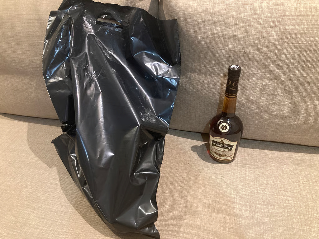 Cognac from the taxi driver. Photo: Irina Garina / Novaya Gazeta Europe