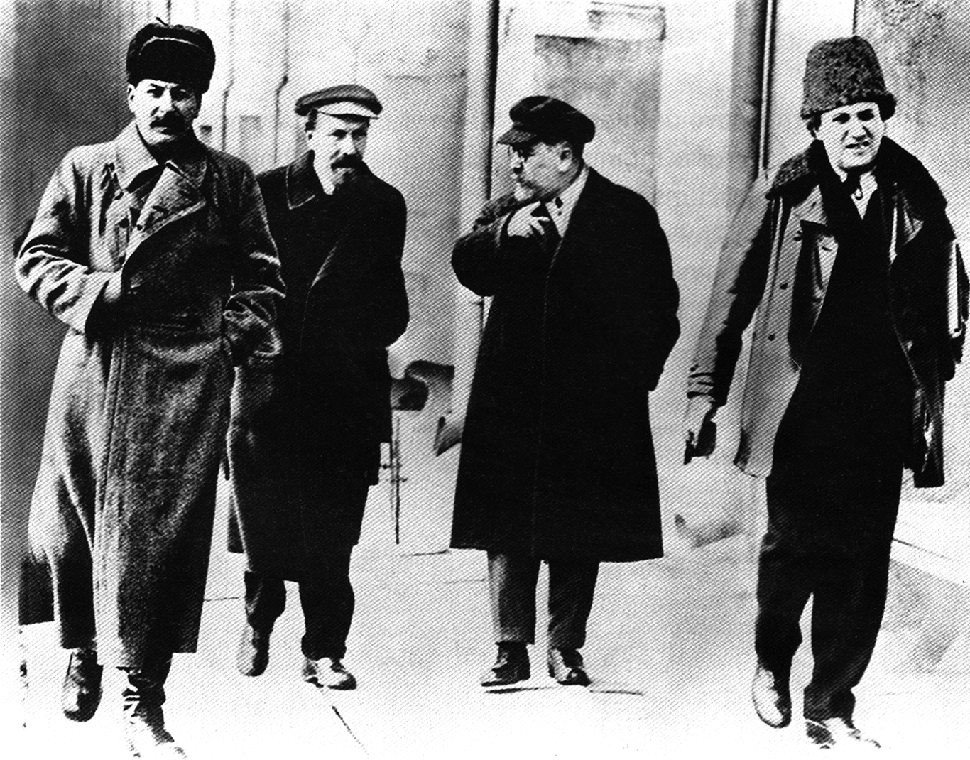 Члены советского правительства идут из Кремля на Красную площадь. Слева направо: И.В. Сталин, А.И. Рыков, Л.Б. Каменев, Г.Е. Зиновьев. 7 ноября 1925 года. Фото: Wikimedia