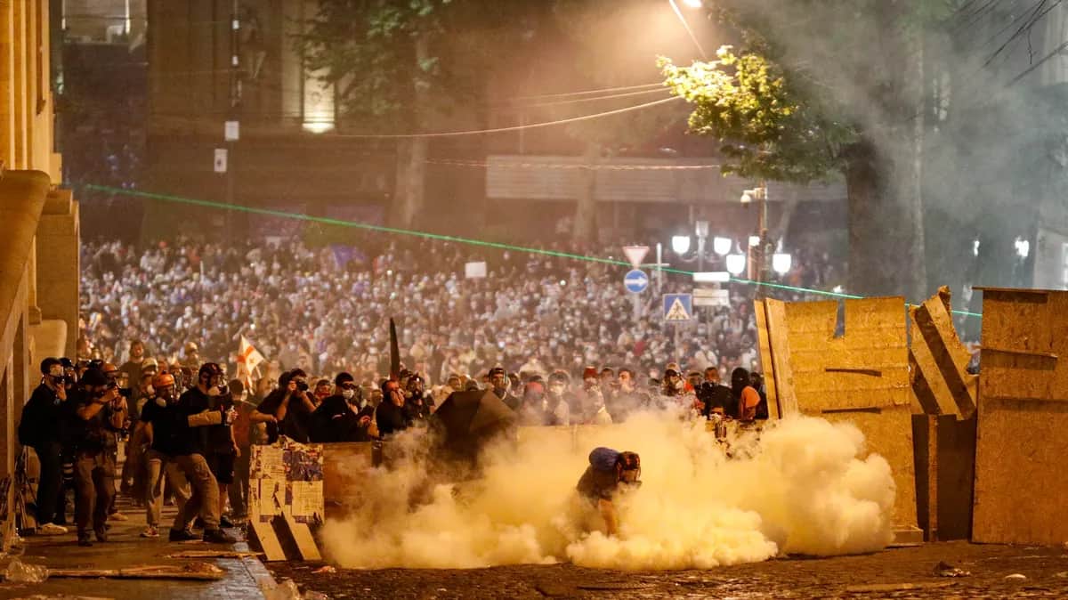 Protestors clash with Georgian riot police during a protest against Georgia’s “foreign agents” law in Tbilisi, 1 May 2024. Photo: EPA-EFE / DAVID MDZINARISHVILI