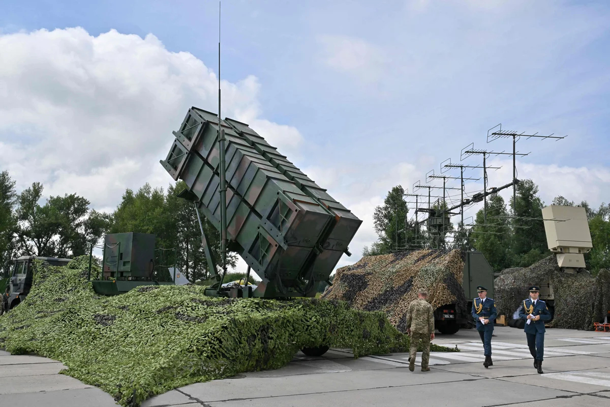 Украинские военные проходят мимо зенитно-ракетного комплекса Patriot, 4 августа 2024 года. Фото: Sergei Supinsky / AFP / Scanpix / LETA