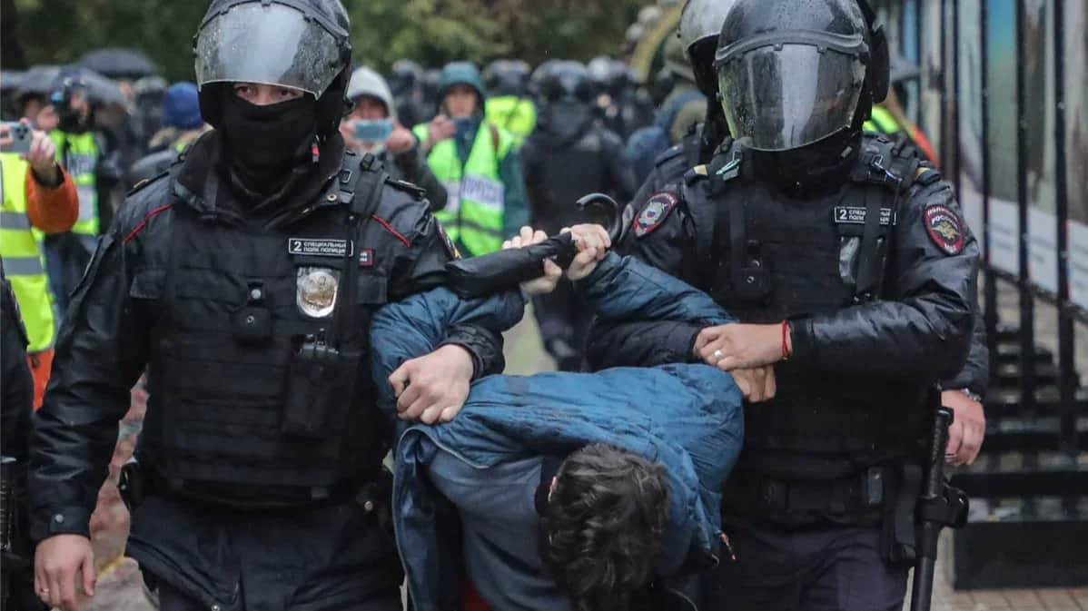 Russian police detain a protestor at an unauthorised demonstration against Russia's military mobilisation in Moscow, 24 September 2022. Photo: EPA-EFE / MAXIM SHIPENKOV