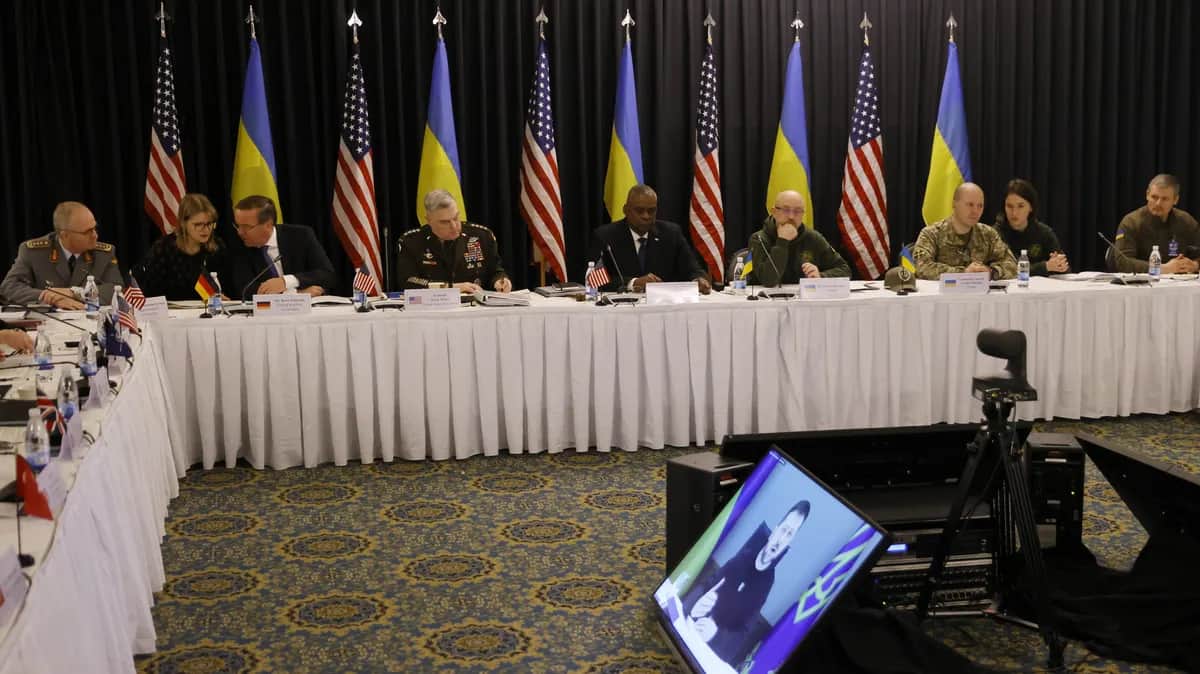 Президент Украины Владимир Зеленский выступает по видеосвязи с участниками третьего заседания Контактной группы по вопросам обороны Украины на авиабазе США в Рамштайне, Германия, 20 января 2023 года. Фото: EPA-EFE/RONALD WITTEK