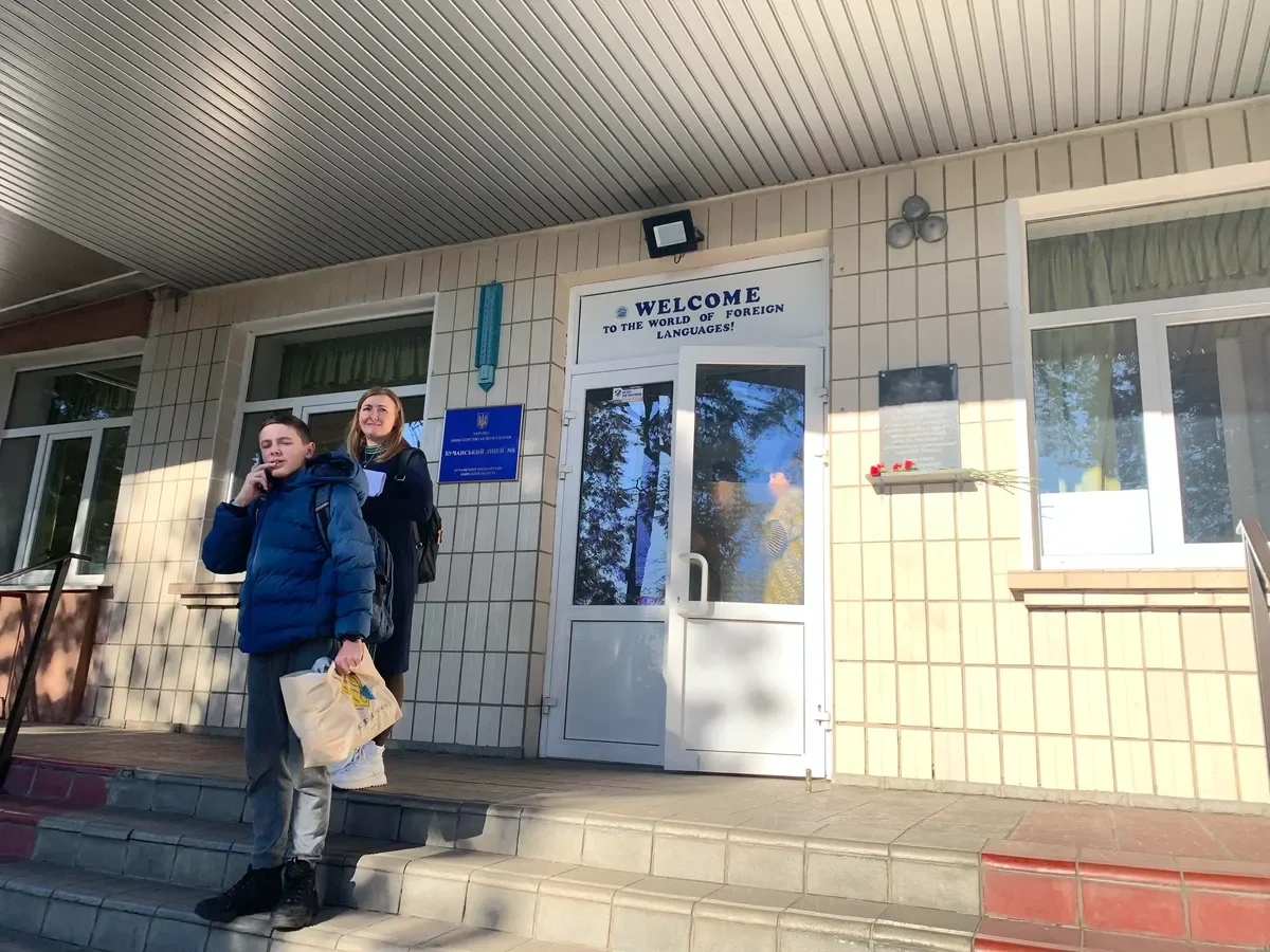 School students on the way to the bomb shelter after an air raid warning. Photo: Olga Musafirova, exclusively for Novaya Gazeta Europe