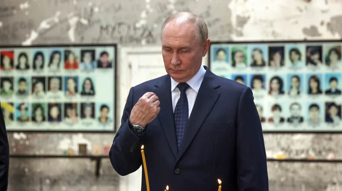Владимир Путин в бесланской школе №1, Северная Осетия, 20 августа 2024 года. Фото: Сергей Карпухин / Спутник / EPA-EFE