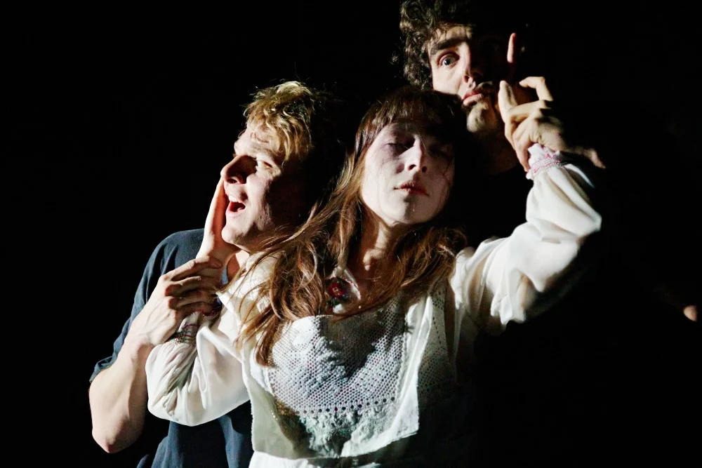 Спектакль «Вий» на сцене Thalia Theater в Гамбурге. Фото: <a href="https://www.thalia-theater.de/en/play/der-wij-2022">Fabian Hammerl/Thalia Theater</a>