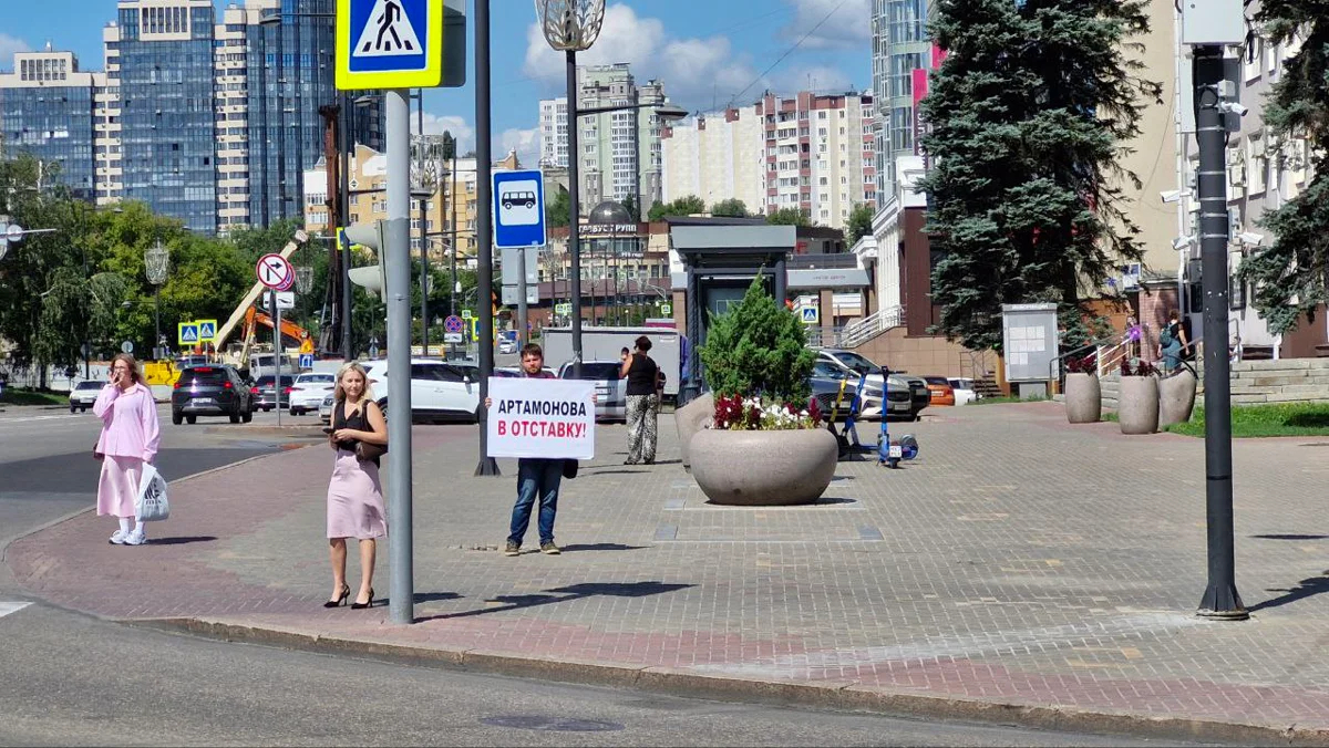 Сторонник коммунистов с плакатом, требующим отставки губернатора области, на улице Липецка, 6 августа 2025 года. Фото: <a data-sk="tooltip_parent" data-stringify-link="https://t.me/obkom48/9517" href="https://t.me/obkom48/9517" rel="noopener noreferrer" target="_blank">Липецкий обком КПРФ</a>