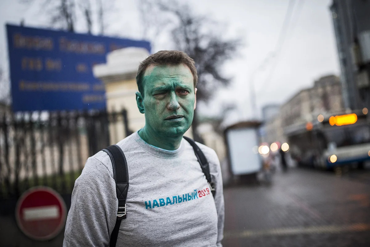 27 апреля 2017 года Алексея Навального облили зеленкой в Москве, на выходе из офиса Фонда борьбы с коррупцией. Фото: Евгений Фельдман для проекта „Это Навальный“ (CC-BY-NC) 