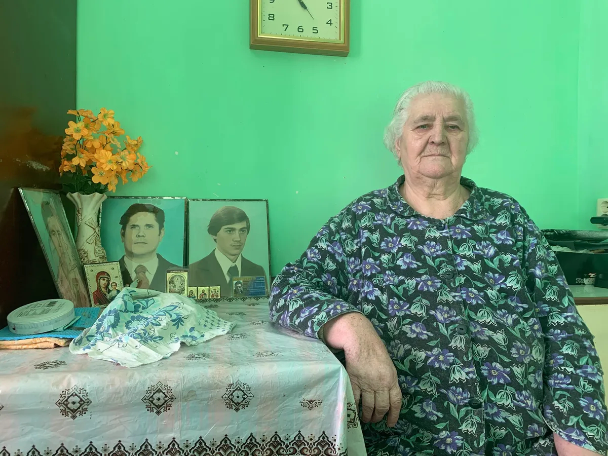 Ганна Григорьевна Романюк у себя дома возле портретов покойного мужа и недавно погибшего старшего сына Михайла. Фото: Ольга Мусафирова, специально для «Новой газеты Европа»