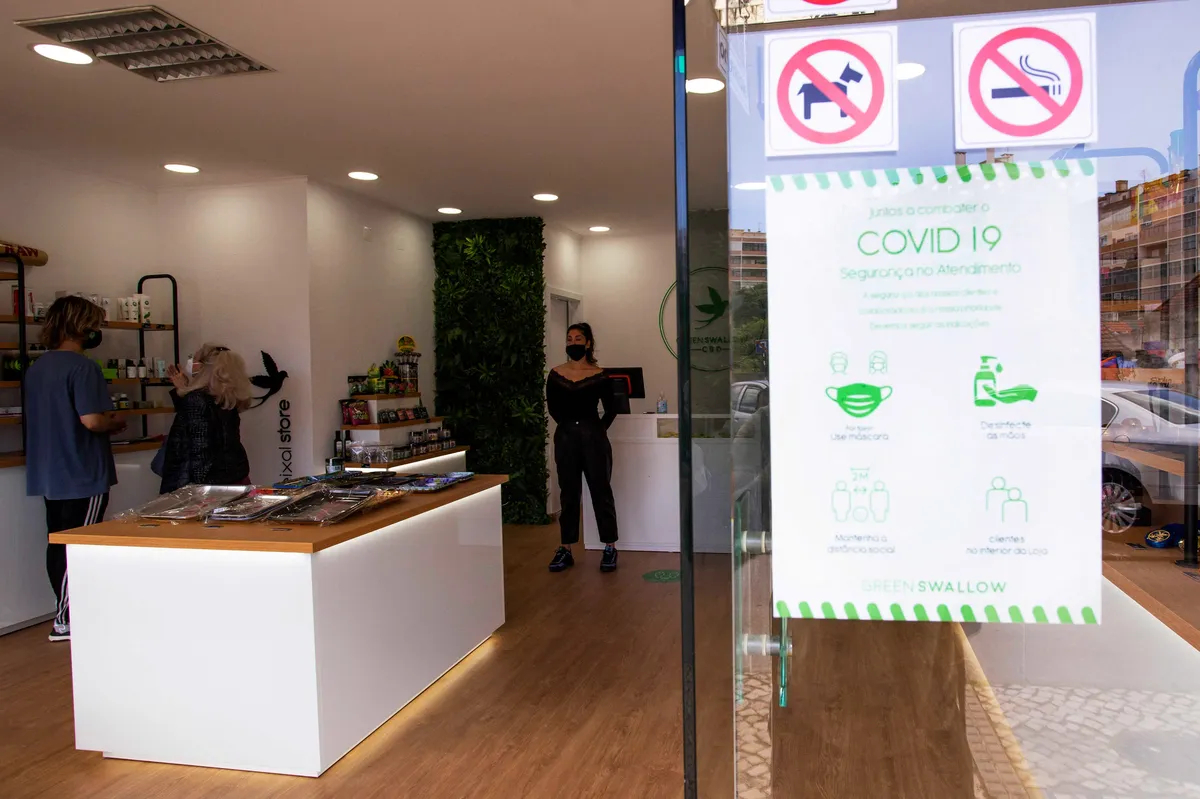 Магазин товаров из каннабиса в Лиссабоне, Португалия. Фото: Luis Boza / VIEWpress
