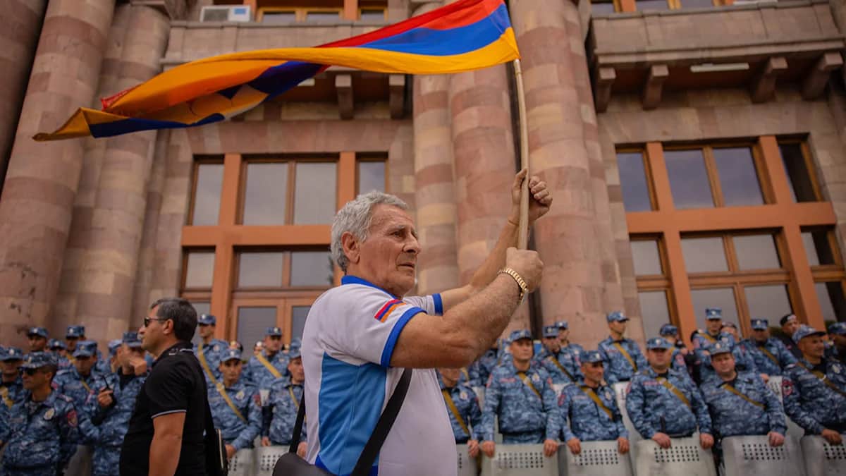 Эльбрус Будагян размахивает флагом во время митинга 30 мая. Фото: Anthony Pizzoferrato / LETA