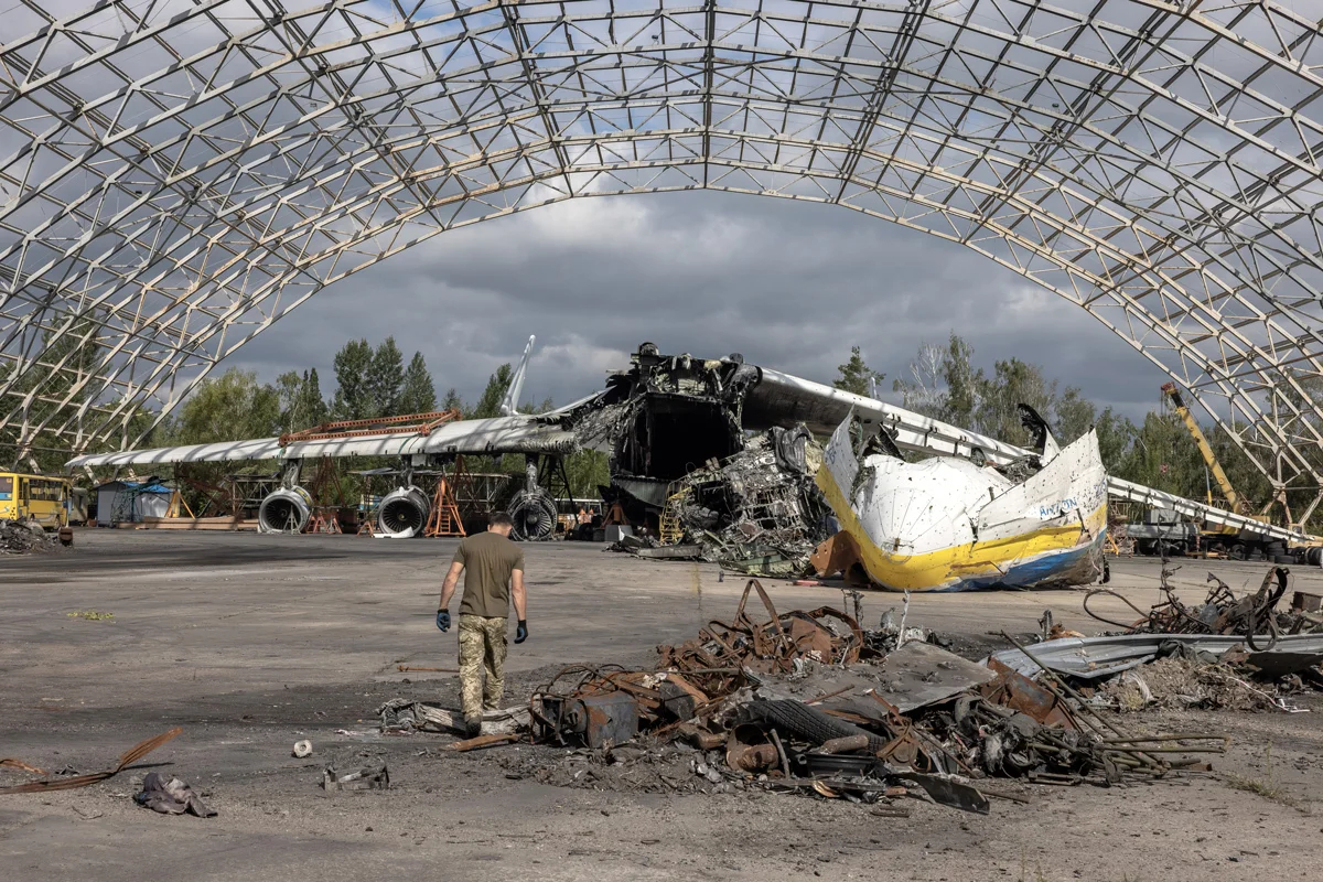 Вид на разрушенный Ан-225 в ангаре на аэродроме Гостомеля, 31 августа 2022 года. Фото: Роман Пилипей / EPA-EFE (edited) 