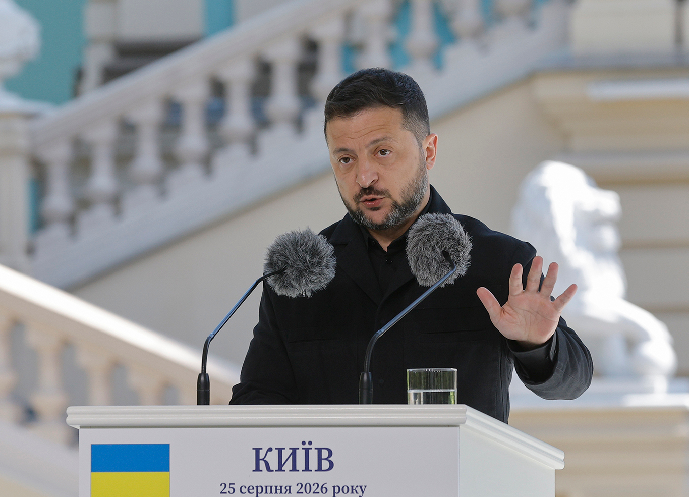 Президент Украины Владимир Зеленский выступает на пресс-конференции в Мариинском дворце в Киеве. Украина. 25 августа 2026 года. Фото: Sergey Dolzhenko / EPA