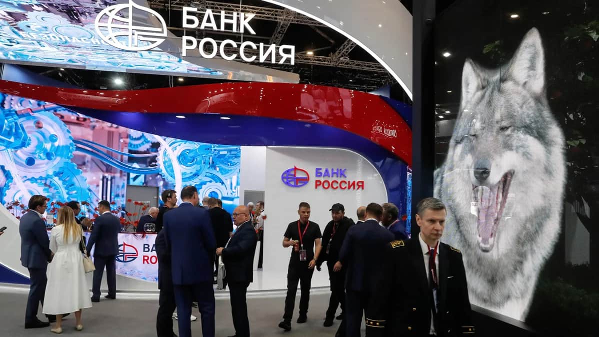 Стенд Банка России во время Петербургского международного экономического форума (ПМЭФ) в Санкт-Петербурге, 6 июня 2024 года. Фото: Анатолий Мальцев / EPA-EFE