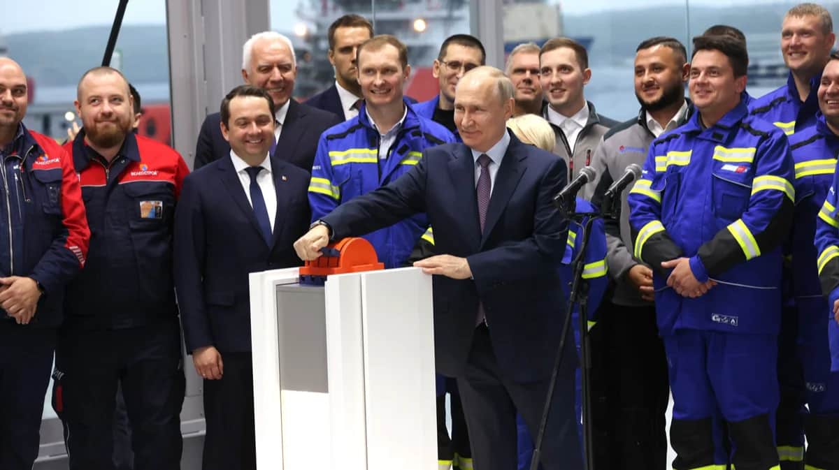 Владимир Путин на церемонии отправки первой технологической линии сжижения природного газа в рамках проекта «Арктик СПГ-2», Мурманская область, 20 июля 2023 года. Фото: Константин Завражин / Kremlin