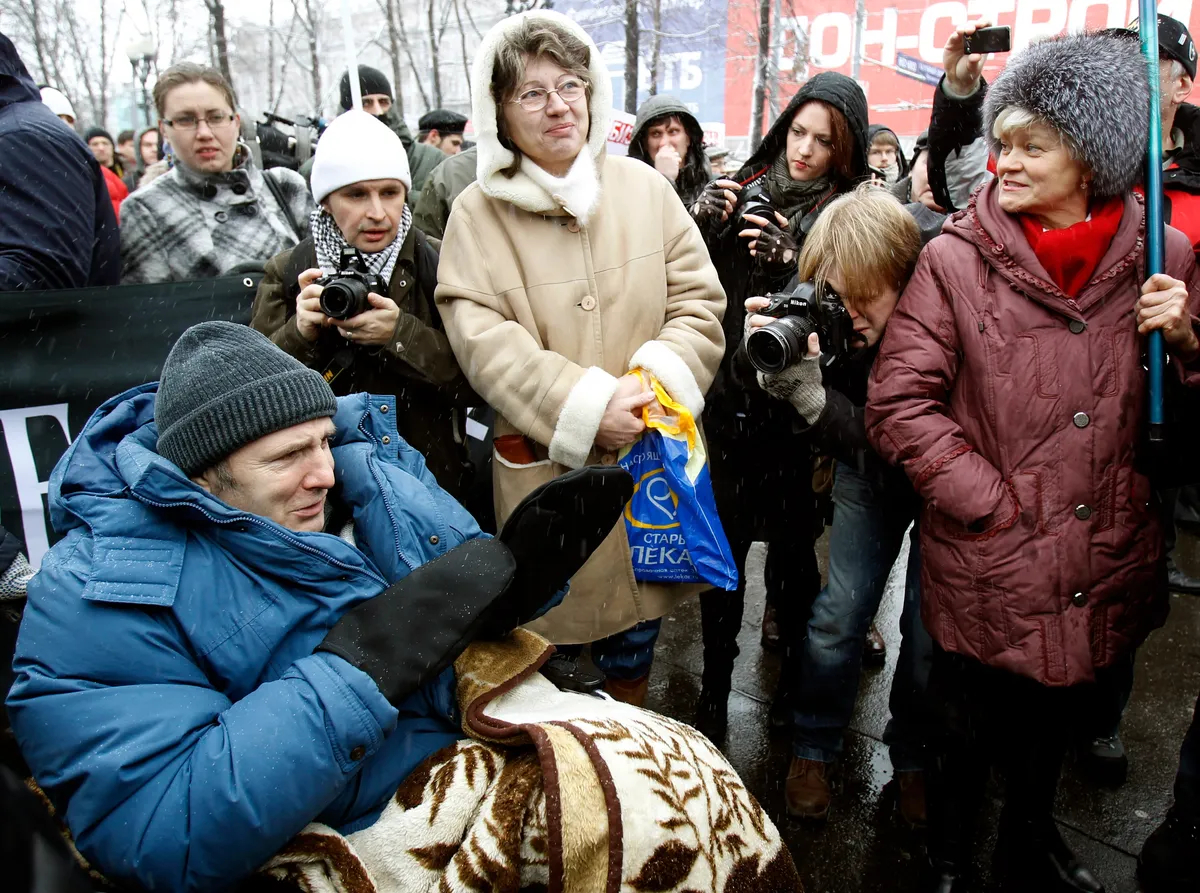 Михаил Бекетов в инвалидной коляске на митинге в поддержку подвергшихся нападению гражданских активистов и журналистов в Москве 21 ноября 2010 г. Фото: REUTERS/Sergei Karpukhin