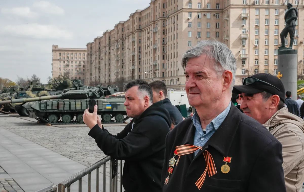 People examine military vehicles captured by Russian troops during a “special military operation” in Ukraine, on display on Poklonnaya Hill in Moscow, 25 April 2024. Photo: EPA-EFE/YURY KOCHETKOV