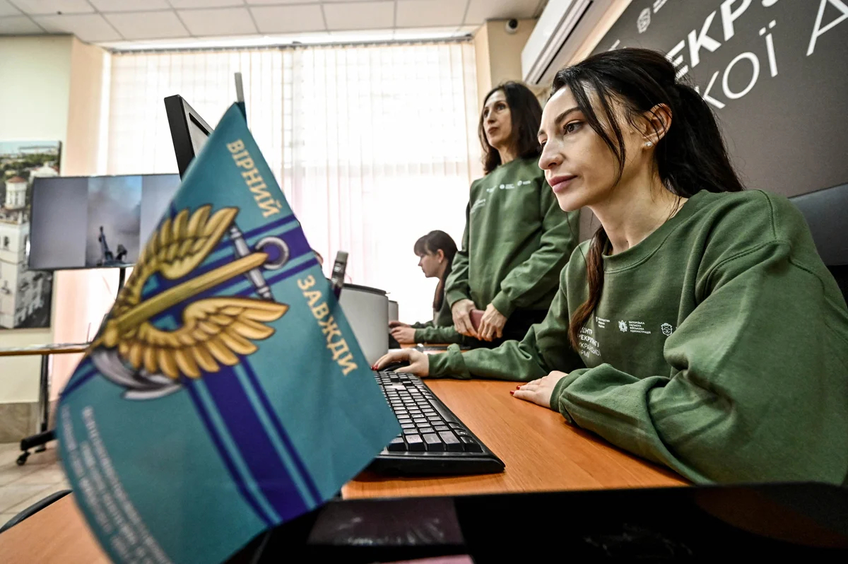 Сотрудники пункта набора в украинскую армию в Запорожье, 19 марта 2024 года. Фото: Valentyn Ogirenko / Reuters / Scanpix / LETA