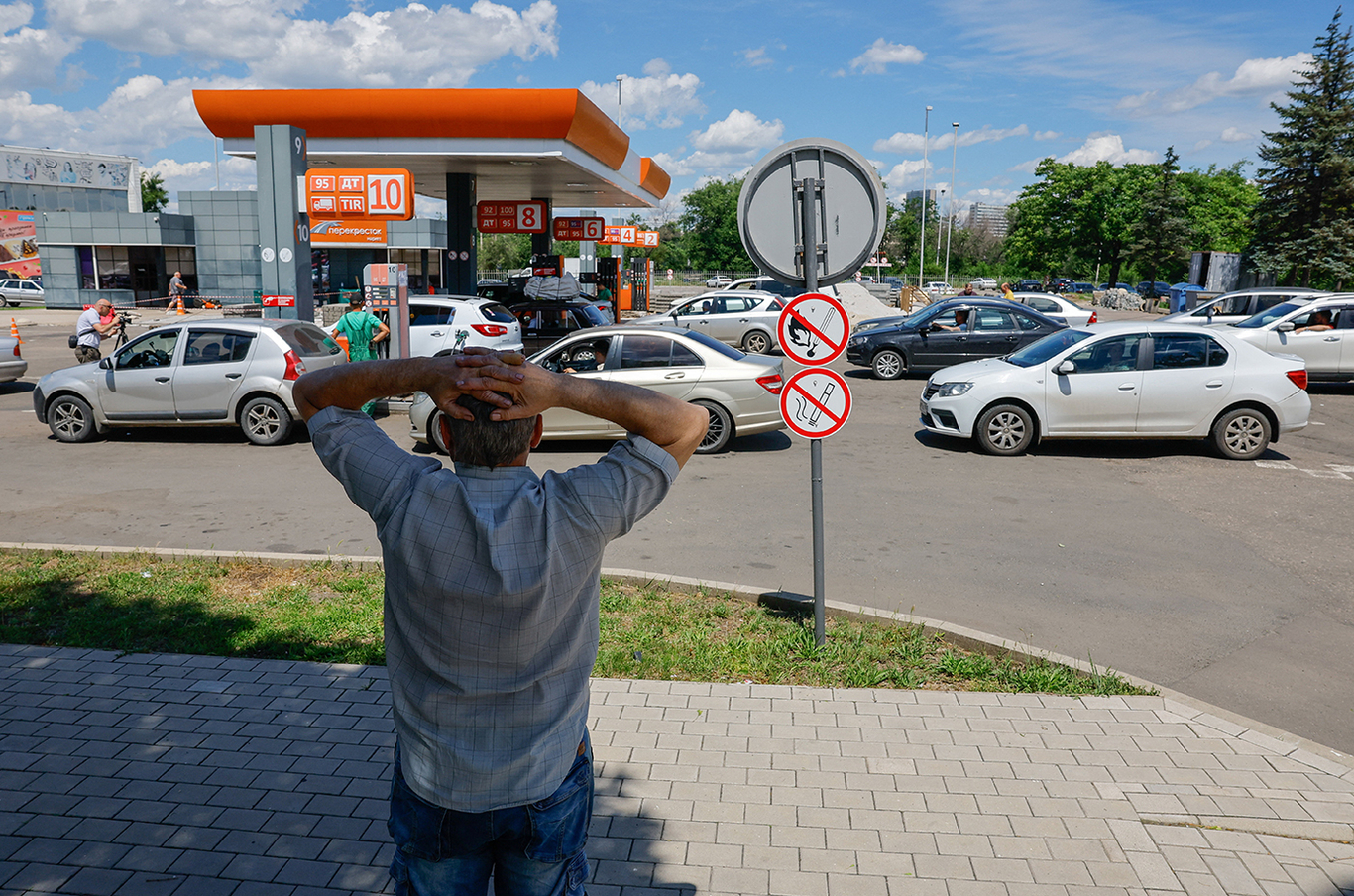 Автомобили стоят в очереди на АЗС, Донецк, Украина, 16 июня 2026 года. Фото: Alexander Ermochenko / REUTERS